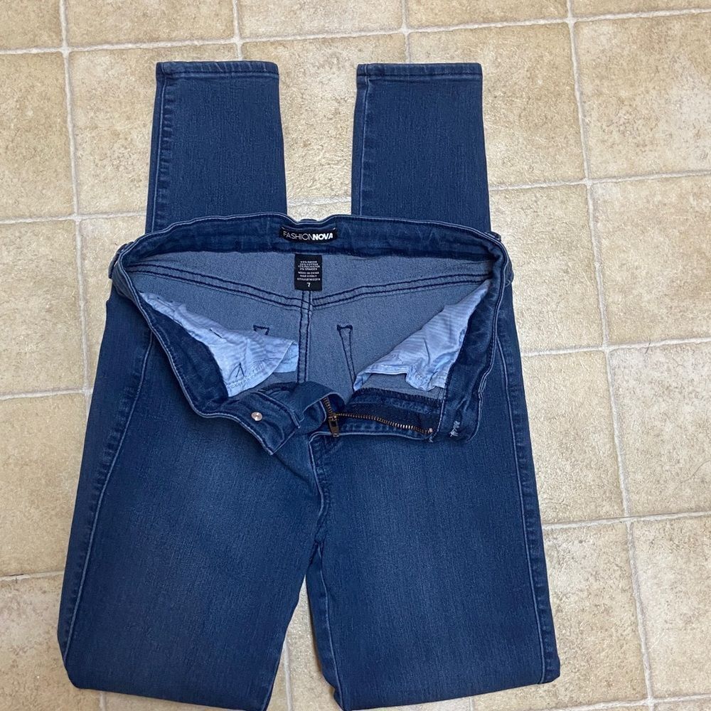 10/$50 Fashion Nova Dark Blue Skinny Jeans Size 7